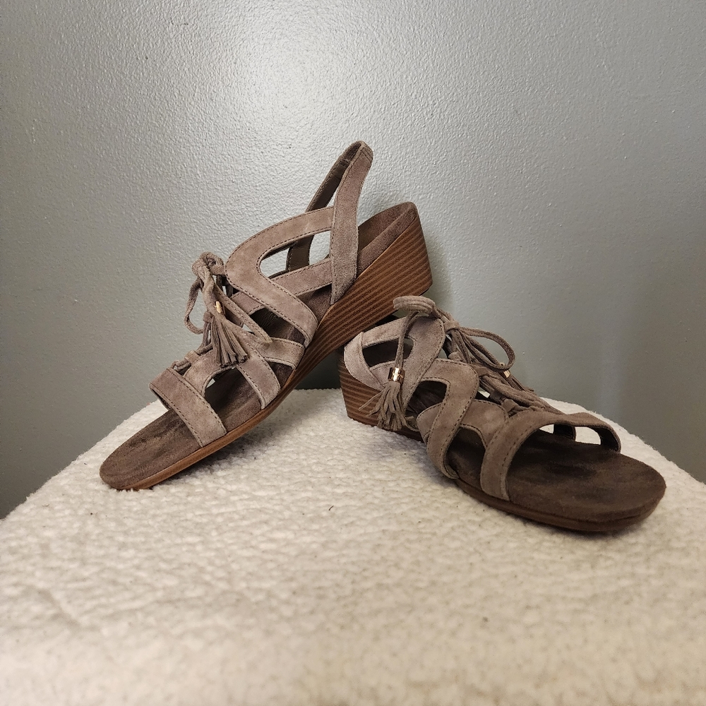 Vionic "Kalie" gray suede lace up wedge sandals size 10